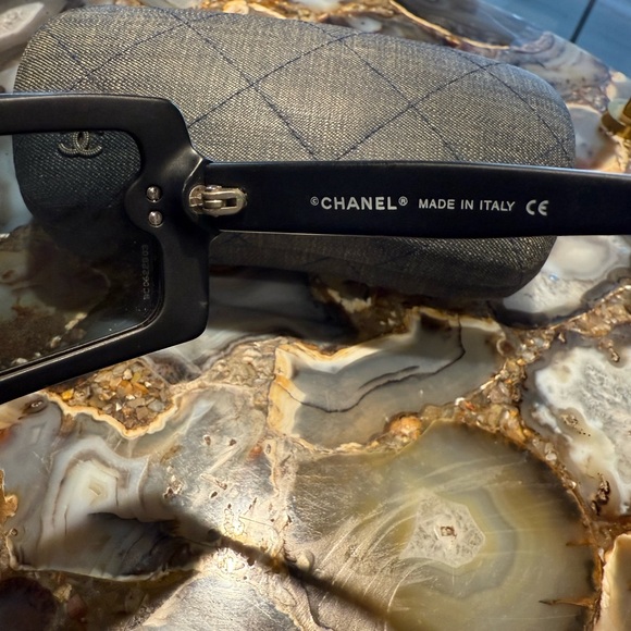 CHANEL Black Sunglasses with Quilted Case - Picture 3 of 7